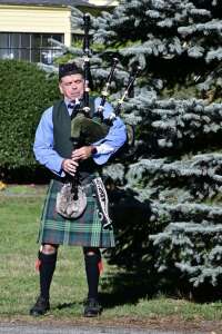 View Runners and bagpiper in new tab