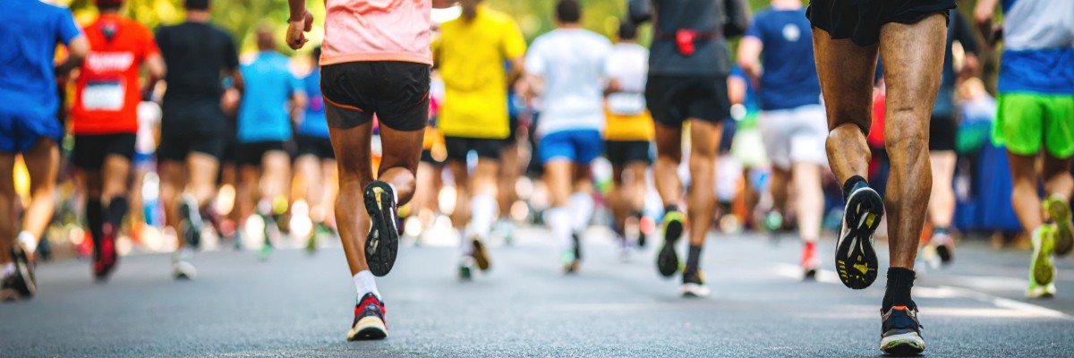 vecteezy_vibrant-sea-of-runners-in-motion-on-sun-drenched-urban_70254671