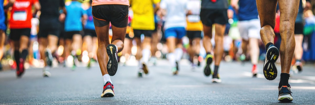 vecteezy_vibrant-sea-of-runners-in-motion-on-sun-drenched-urban_70254671