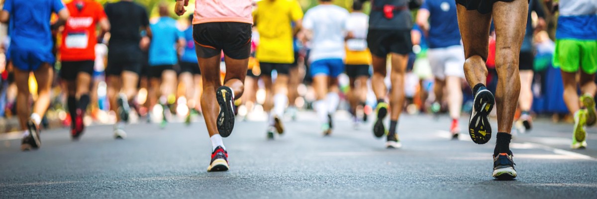 vecteezy_vibrant-sea-of-runners-in-motion-on-sun-drenched-urban_70254671